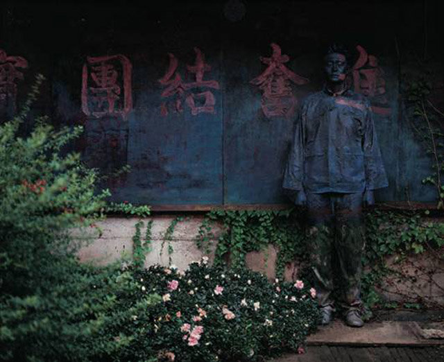 Ladies and Gentlemen...Liu Bolin. Took me like 5 min to see where he was Chinese artist Liu Bolin camouflages himself into any surroundings with paint! It can t